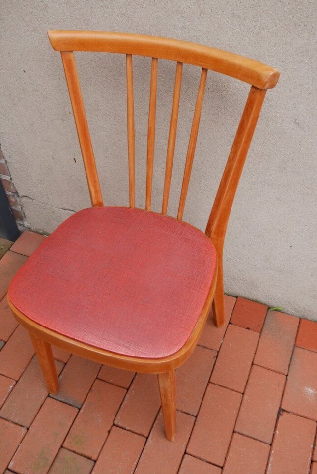 Vintage Holzstuhl mit rotem Sitzpolster