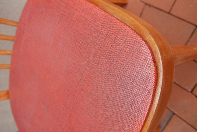 Vintage Holzstuhl mit rotem Sitzpolster